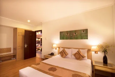 带内景窗的豪华双人房 — Vien Dong Hotel - Near Bui Vien Walking Street