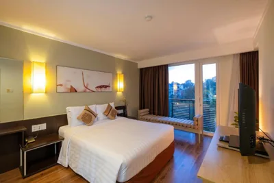 带阳台和城市景观的豪华套房 — Vien Dong Hotel - Near Bui Vien Walking Street