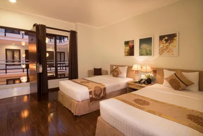 带内景窗的高级双床房 — Vien Dong Hotel - Near Bui Vien Walking Street